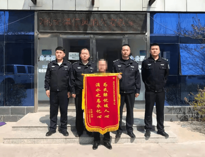 在抓捕現(xiàn)場倒下的他，犧牲前還死死抓住嫌疑人不放……