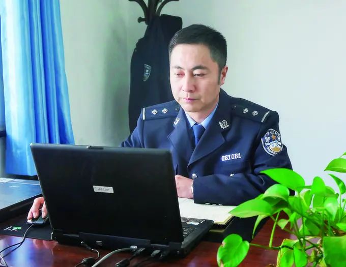在抓捕現(xiàn)場倒下的他，犧牲前還死死抓住嫌疑人不放……