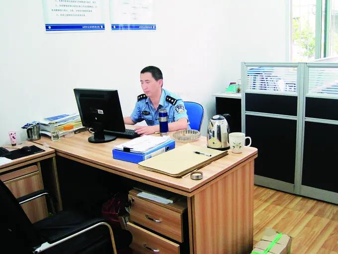 被歹徒刺成重傷，他仍緊緊抓住嫌疑人不放……