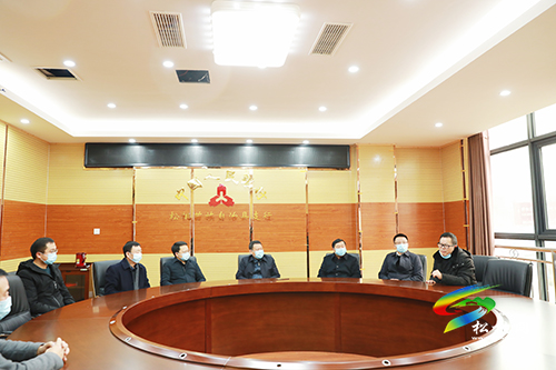 ​龍群躍率縣四家班子元旦前夕走訪慰問(wèn)駐松銀行業(yè)金融機(jī)構(gòu)