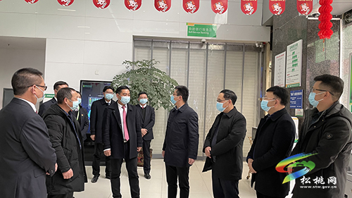 ​龍群躍率縣四家班子元旦前夕走訪慰問(wèn)駐松銀行業(yè)金融機(jī)構(gòu)