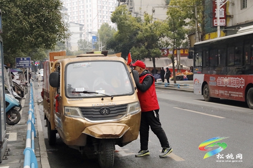 松桃：節(jié)日我在崗　服務(wù)不停歇