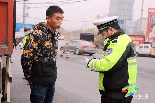 【節(jié)日我在崗】松桃交警圓滿完成元旦期間道路安全保衛(wèi)工作