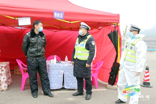【節(jié)日我在崗】松桃交警圓滿完成元旦期間道路安全保衛(wèi)工作