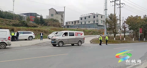 【節(jié)日我在崗】松桃交警圓滿完成元旦期間道路安全保衛(wèi)工作