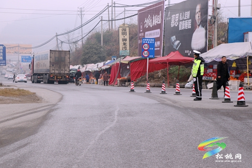 【節(jié)日我在崗】松桃交警圓滿完成元旦期間道路安全保衛(wèi)工作