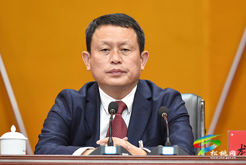 中國(guó)共產(chǎn)黨松桃苗族自治縣第十四屆委員會(huì)第三次全體會(huì)議勝利閉幕