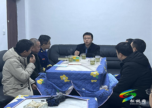 馬結(jié)華到平頭鎮(zhèn)宣講黨的十九屆六中全會(huì)精神并看望慰問受災(zāi)群眾
