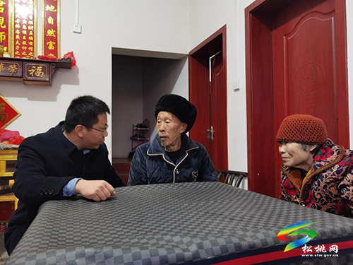 馬結(jié)華到平頭鎮(zhèn)宣講黨的十九屆六中全會(huì)精神并看望慰問受災(zāi)群眾