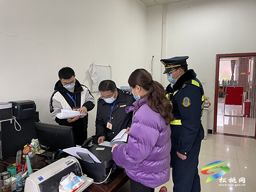 貴州省交通運(yùn)輸綜合行政執(zhí)法六支隊(duì)二大隊(duì)聯(lián)合松桃市場(chǎng)監(jiān)督管理局開展高速服務(wù)區(qū)食品安全及疫情防控專項(xiàng)檢查