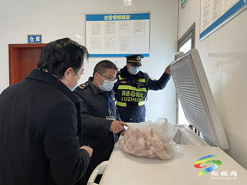 貴州省交通運(yùn)輸綜合行政執(zhí)法六支隊(duì)二大隊(duì)聯(lián)合松桃市場(chǎng)監(jiān)督管理局開展高速服務(wù)區(qū)食品安全及疫情防控專項(xiàng)檢查
