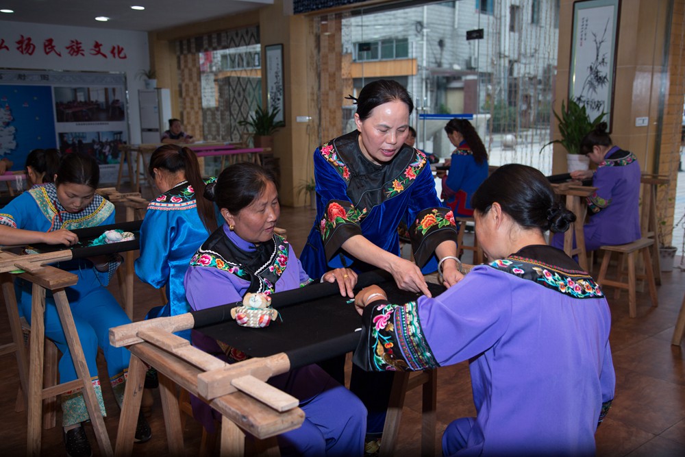 全國人大代表石麗平 ​：傳承苗繡文化 助力鄉(xiāng)村振興