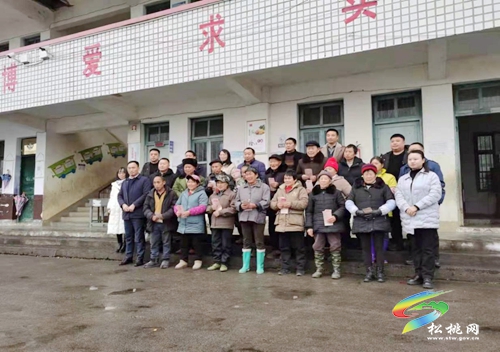 松桃嘟嘟食品有限公司到瓦溪鄉(xiāng)開展“陽光助殘·轉(zhuǎn)股分紅”發(fā)放活動