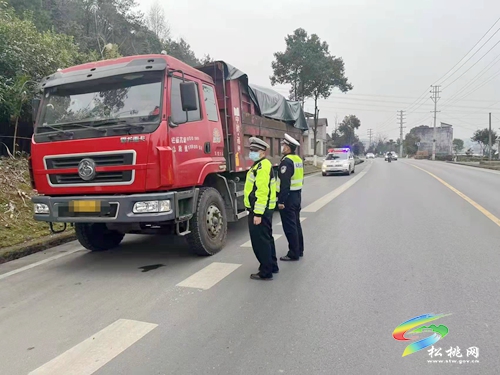 松桃交警大隊持續(xù)開展渣土車違法行為專項(xiàng)整治行動