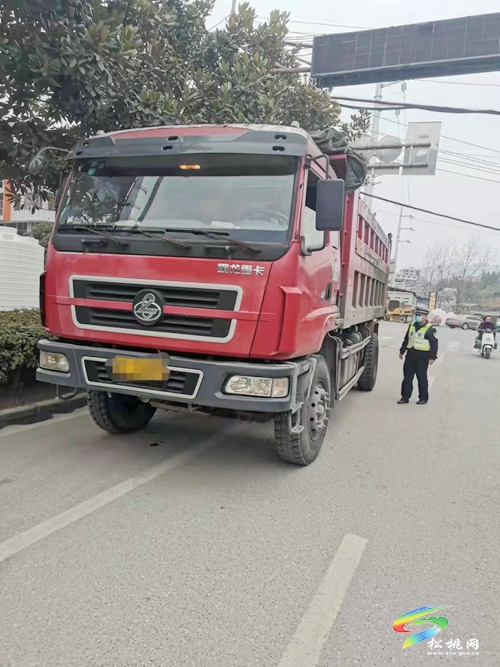 松桃交警大隊持續(xù)開展渣土車違法行為專項(xiàng)整治行動