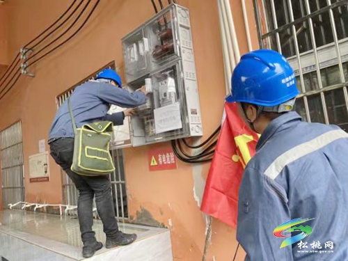 松桃供電局：“雙心”服務(wù)助農(nóng)村電商年貨俏