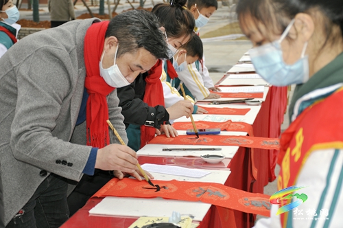 【銅仁市新時(shí)代文明實(shí)踐志愿服務(wù)】“文化進(jìn)萬(wàn)家·鄉(xiāng)園書(shū)畫(huà)室”送春聯(lián)活動(dòng)走進(jìn)松桃