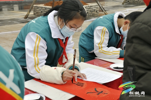 【銅仁市新時(shí)代文明實(shí)踐志愿服務(wù)】“文化進(jìn)萬(wàn)家·鄉(xiāng)園書(shū)畫(huà)室”送春聯(lián)活動(dòng)走進(jìn)松桃
