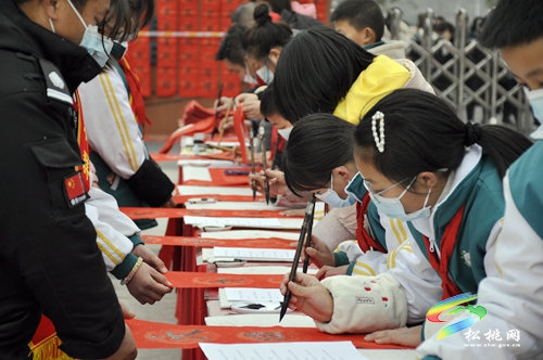 【銅仁市新時(shí)代文明實(shí)踐志愿服務(wù)】“文化進(jìn)萬(wàn)家·鄉(xiāng)園書(shū)畫(huà)室”送春聯(lián)活動(dòng)走進(jìn)松桃