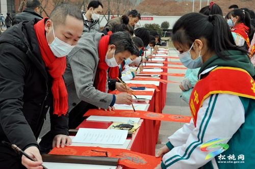 【銅仁市新時(shí)代文明實(shí)踐志愿服務(wù)】“文化進(jìn)萬(wàn)家·鄉(xiāng)園書(shū)畫(huà)室”送春聯(lián)活動(dòng)走進(jìn)松桃