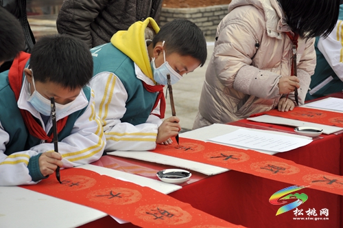 【銅仁市新時(shí)代文明實(shí)踐志愿服務(wù)】“文化進(jìn)萬(wàn)家·鄉(xiāng)園書(shū)畫(huà)室”送春聯(lián)活動(dòng)走進(jìn)松桃