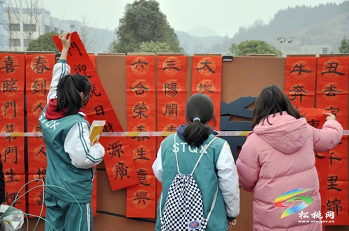 【銅仁市新時(shí)代文明實(shí)踐志愿服務(wù)】“文化進(jìn)萬(wàn)家·鄉(xiāng)園書(shū)畫(huà)室”送春聯(lián)活動(dòng)走進(jìn)松桃