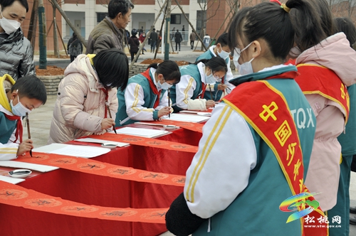 【銅仁市新時(shí)代文明實(shí)踐志愿服務(wù)】“文化進(jìn)萬(wàn)家·鄉(xiāng)園書(shū)畫(huà)室”送春聯(lián)活動(dòng)走進(jìn)松桃