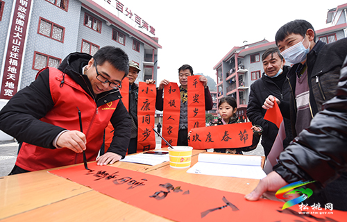 松桃:喜迎新年送春聯(lián) 志愿服務(wù)暖民心