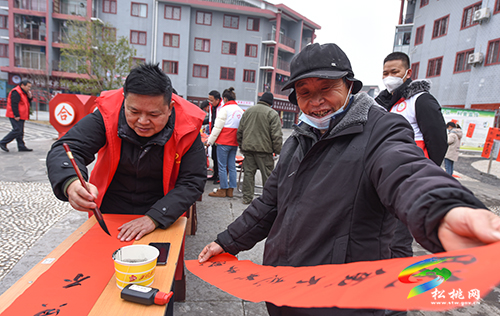 松桃:喜迎新年送春聯(lián) 志愿服務(wù)暖民心