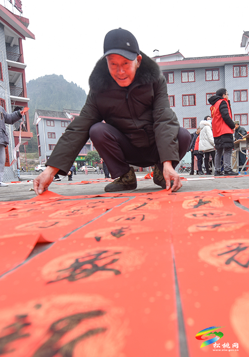松桃:喜迎新年送春聯(lián) 志愿服務(wù)暖民心