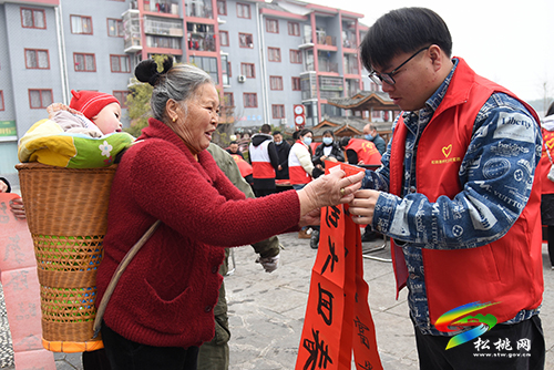 松桃:喜迎新年送春聯(lián) 志愿服務(wù)暖民心