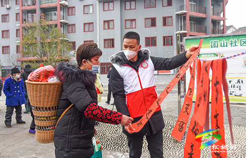 松桃:喜迎新年送春聯(lián) 志愿服務(wù)暖民心