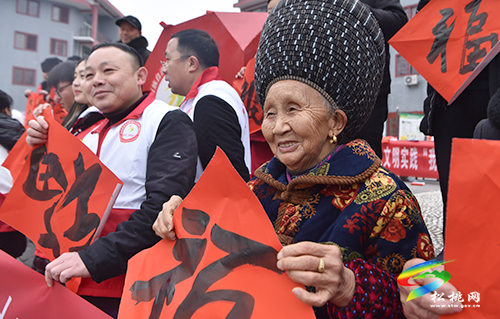 松桃“尚善苗鄉(xiāng)情暖佳節(jié)”志愿服務(wù)活動(dòng)走進(jìn)團(tuán)山社區(qū)
