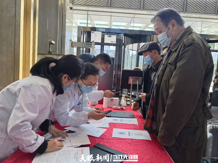【省“兩會”報道】出席省政協(xié)十二屆五次會議的省政協(xié)委員陸續(xù)報到