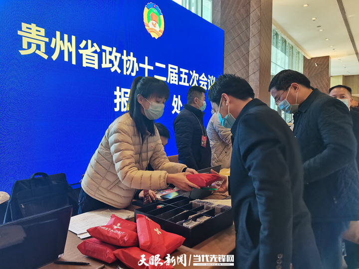 【省“兩會”報道】出席省政協(xié)十二屆五次會議的省政協(xié)委員陸續(xù)報到