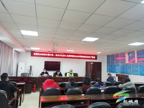 松桃交警大隊與松桃綜合執(zhí)法大隊到轄區(qū)客運企業(yè)開展安全檢查