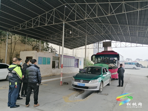 松桃交警大隊與松桃綜合執(zhí)法大隊到轄區(qū)客運企業(yè)開展安全檢查