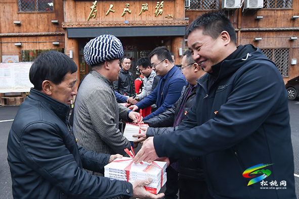 ​松桃金瑞錳業(yè)黨支部、盤石鎮(zhèn)響水洞村黨支部開展支部聯(lián)建活動