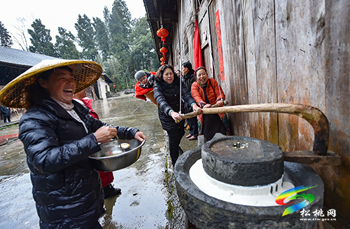 ​【新春走基層】松桃：跳茶燈  烹美食  熱熱鬧鬧過(guò)小年