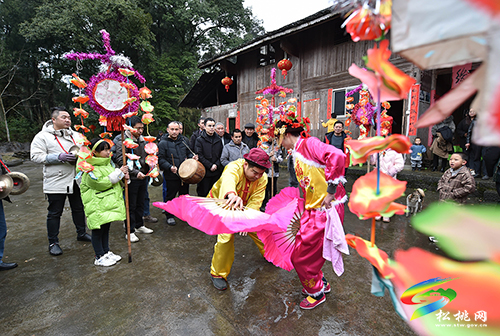 ​【新春走基層】松桃：跳茶燈  烹美食  熱熱鬧鬧過(guò)小年
