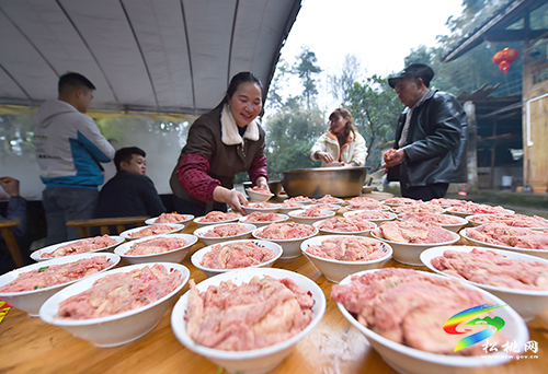 ​【新春走基層】松桃：跳茶燈  烹美食  熱熱鬧鬧過(guò)小年