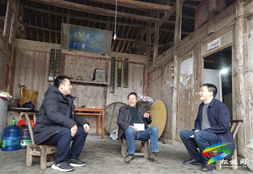 ​高祖順到楊柳社區(qū)慰問(wèn)退休村干部