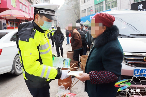 松桃交警開展“平安回家，團(tuán)圓過年”交通安全宣傳，筑牢春運(yùn)安全防線