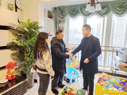 松桃信訪局開展黨日主題活動(dòng)為黨員群眾派送濃情年味