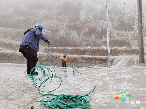 松桃：應(yīng)對(duì)低溫雪凝天氣 線路融冰保供電