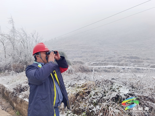 松桃：應(yīng)對(duì)低溫雪凝天氣 線路融冰保供電