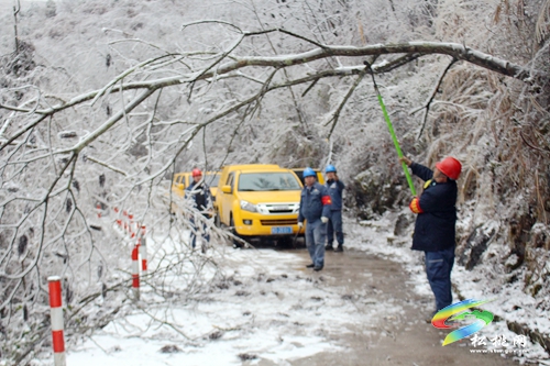 松桃：應(yīng)對(duì)低溫雪凝天氣 線路融冰保供電