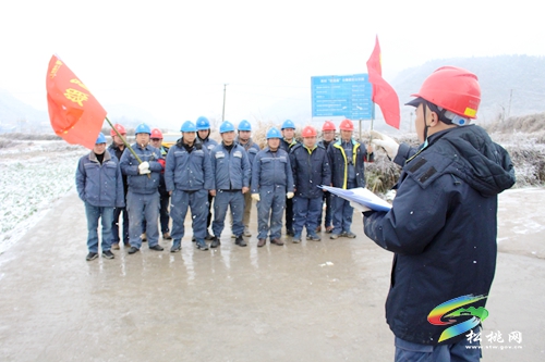 松桃：應(yīng)對(duì)低溫雪凝天氣 線路融冰保供電