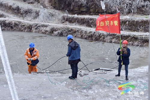 松桃：應(yīng)對(duì)低溫雪凝天氣 線路融冰保供電