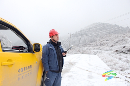 松桃：應(yīng)對(duì)低溫雪凝天氣 線路融冰保供電